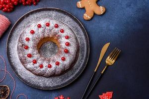 hausgemachte köstliche runde Weihnachtstorte mit roten Beeren auf einer Keramikplatte foto