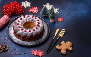 hausgemachte köstliche runde Weihnachtstorte mit roten Beeren auf einer Keramikplatte foto