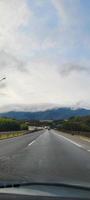 südliche landschaft von minas gerais fahrendes auto auf der straße foto