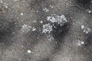 Detailansicht auf Asphaltoberflächen verschiedener Straßen und Straßen mit Rissen foto