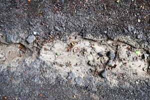 Detailansicht auf Asphaltoberflächen verschiedener Straßen und Straßen mit Rissen foto