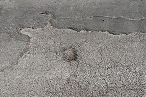 Detailansicht auf Asphaltoberflächen verschiedener Straßen und Straßen mit Rissen foto