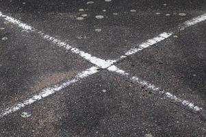 Detailansicht auf Asphaltoberflächen verschiedener Straßen und Straßen mit Rissen foto