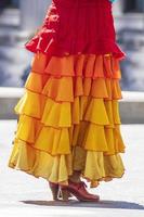 buntes rotes Rüschenkleid an einer Flamenco-Tänzerin foto