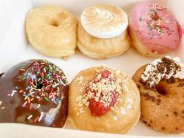 Auswahl an leckeren Donuts in einer Schachtel foto