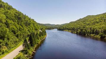 Luftaufnahme eines Flusses, der durch einen Nationalpark fließt foto