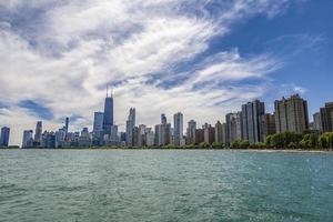 Blick auf die Skyline von Chicago über das Wasser des Michigansees foto