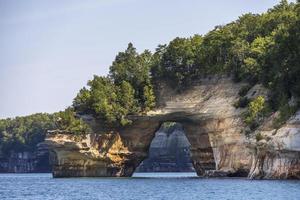 Bunte Steinfelsen am Rande eines Sees im Sommer foto