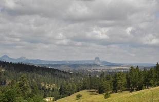 dicke schwere Wolken über Devil's Tower in Wyoming foto