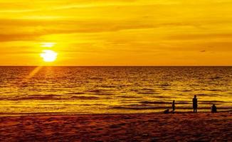 schöner atemberaubender bunter und goldener sonnenuntergang auf phuket island thailand. foto