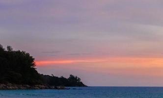 schöner atemberaubender bunter und goldener sonnenuntergang auf phuket island thailand. foto