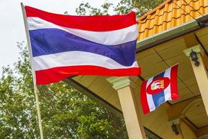 thailändische flagge rot weiß blau farben in phuket thailand. foto