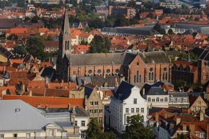 Weitwinkel-Panoramablick von oben auf den Aussichtspunkt des Glockenturms zu den Dächern der mittelalterlichen Stadt Brügge in Europa foto