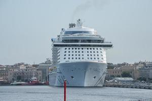 Blick auf das majestätische Kreuzfahrtschiff, das im Hafen von Messina mit Himmel im Hintergrund festgemacht ist foto