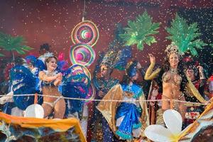 viareggio, italien - 17. februar 2013 - karnevalsshow parade auf der stadtstraße foto