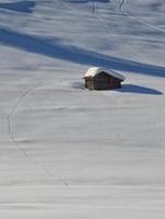 eine Holzhütte im Winterschneehintergrund foto