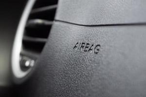 Sicherheits-Airbag-Schild in modernem Auto foto