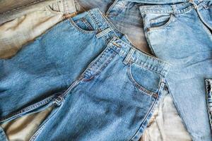 Viele Denim-Blue-Jeans-Hintergrund foto