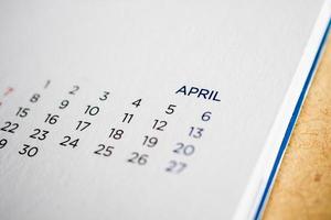 April-Kalenderseite mit Monaten und Daten foto