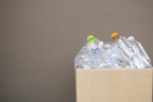 Plastikflaschen in brauner Recycling-Müllbox foto