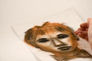 Zeichnung mit Rötelstift und Kohle. Porträt eines Mannes. foto