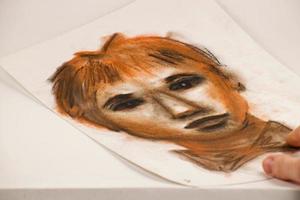 Zeichnung mit Rötelstift und Kohle. Porträt eines Mannes.