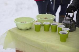 Tee in Gläsern draußen. Küche für Bedürftige. Verteilung von Essen. Getränke für Obdachlose. foto