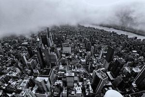 New York Manhattan Stadtbild Luftbild im alten Stil an nebligen Tag foto