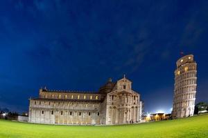 schiefer turm von pisa und kuppel bei nachtansicht foto