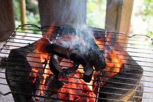 eine Scheibe Rindsleder über einem offenen Holzkohlefeuer grillen foto