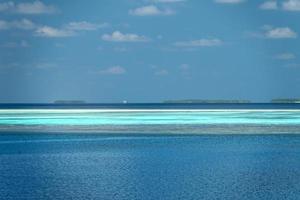 malediven tropisches paradies strand kristallwasser kokosnussbauminsel foto