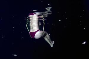 schöne beine frau unter wasser auf wippe schaukeln schaukeln foto