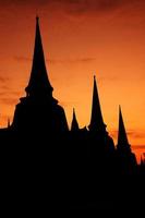 Silhouette von Wat Phra Sri Sanphet, Thailand foto
