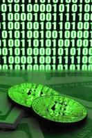 Zwei Bitcoins liegen auf einem Stapel Dollarnoten auf dem Hintergrund eines Monitors, der einen Binärcode aus hellgrünen Nullen und Einseinheiten auf schwarzem Hintergrund darstellt. zurückhaltende Beleuchtung foto