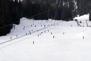 viele skifahrer skifahren in den dolomiten gardena tal schneeberge foto