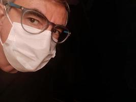 Mann mit Coronavirus-Maske foto