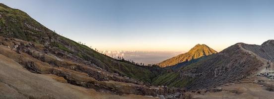 Ijen-Vulkan bei Sonnenaufgang Panorama-Landschaftsansicht foto