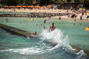 honolulu, usa - leute, die spaß am waikiki beach haben foto