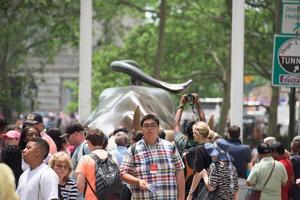 New York - USA - 11. Juni 2015 Wall Street Bull Finance Symbol ist von Menschen überfüllt foto