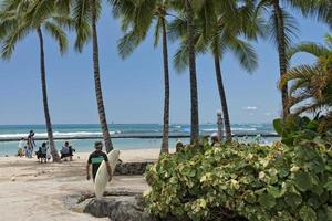 honolulu, usa - leute, die spaß am waikiki beach haben foto