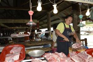 Cebu - Philippinen - 7. Januar 2013 - Leute goinjg zum lokalen Markt foto