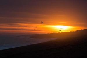 roter sonnenaufgang in patagonia beach foto