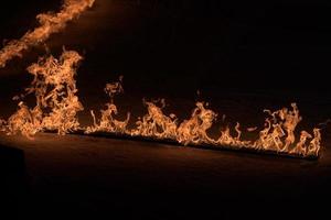 orange Flammen auf schwarzem Hintergrund foto