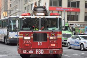 new york city - 12. juni 2015 feuerwehrwagen geht in feuer foto