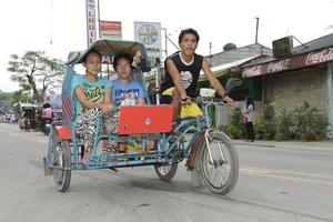 Cebu - Philippinen - 7. Januar 2013 - Leute goinjg zum lokalen Markt foto