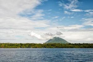 bunaken vulkan indonesisches fischerdorf foto