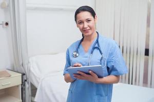 Krankenschwester mit einem Tablet-PC foto
