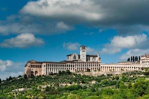 assisi sehen stadtbild von feldern aus foto