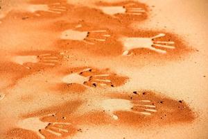Handform auf Sand wie Kunststil der Aborigines foto
