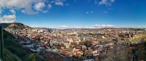 die hauptstadt von georgien panorama von tiflis foto